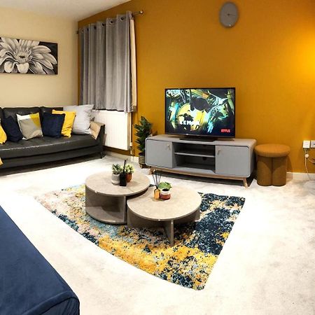Large Cosy 2 Bedroom Ground Floor Flat In Stevenage Sg1 Sleeps 4-5 Free Parking Bagian luar foto