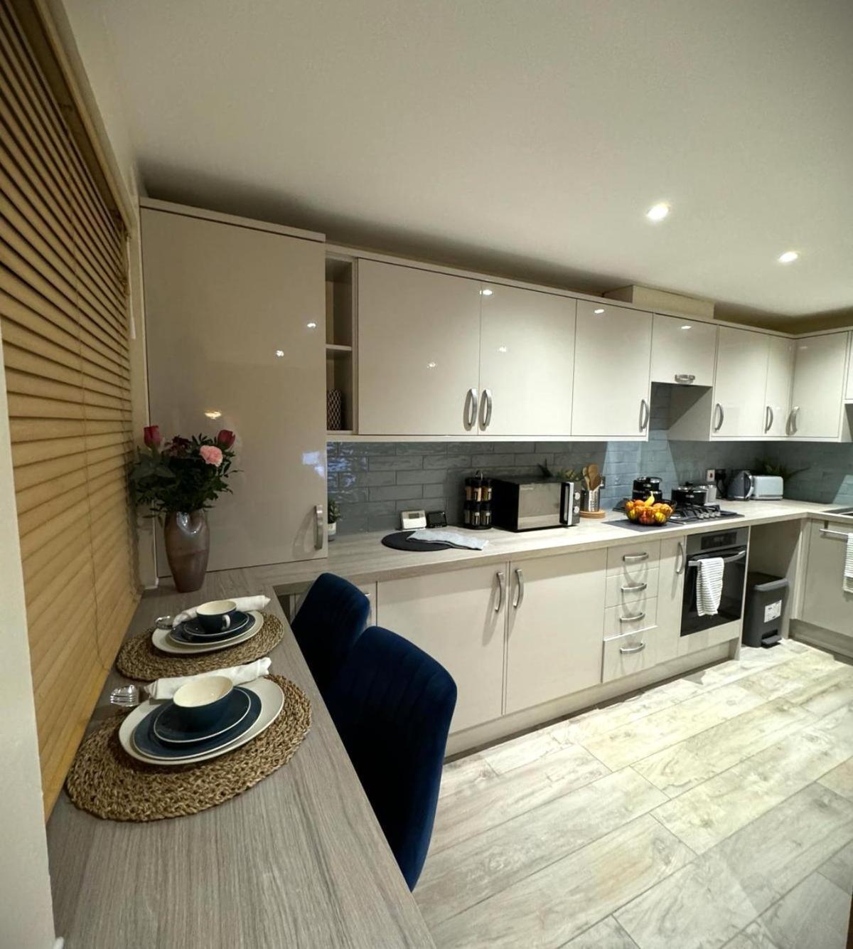 Large Cosy 2 Bedroom Ground Floor Flat In Stevenage Sg1 Sleeps 4-5 Free Parking Bagian luar foto