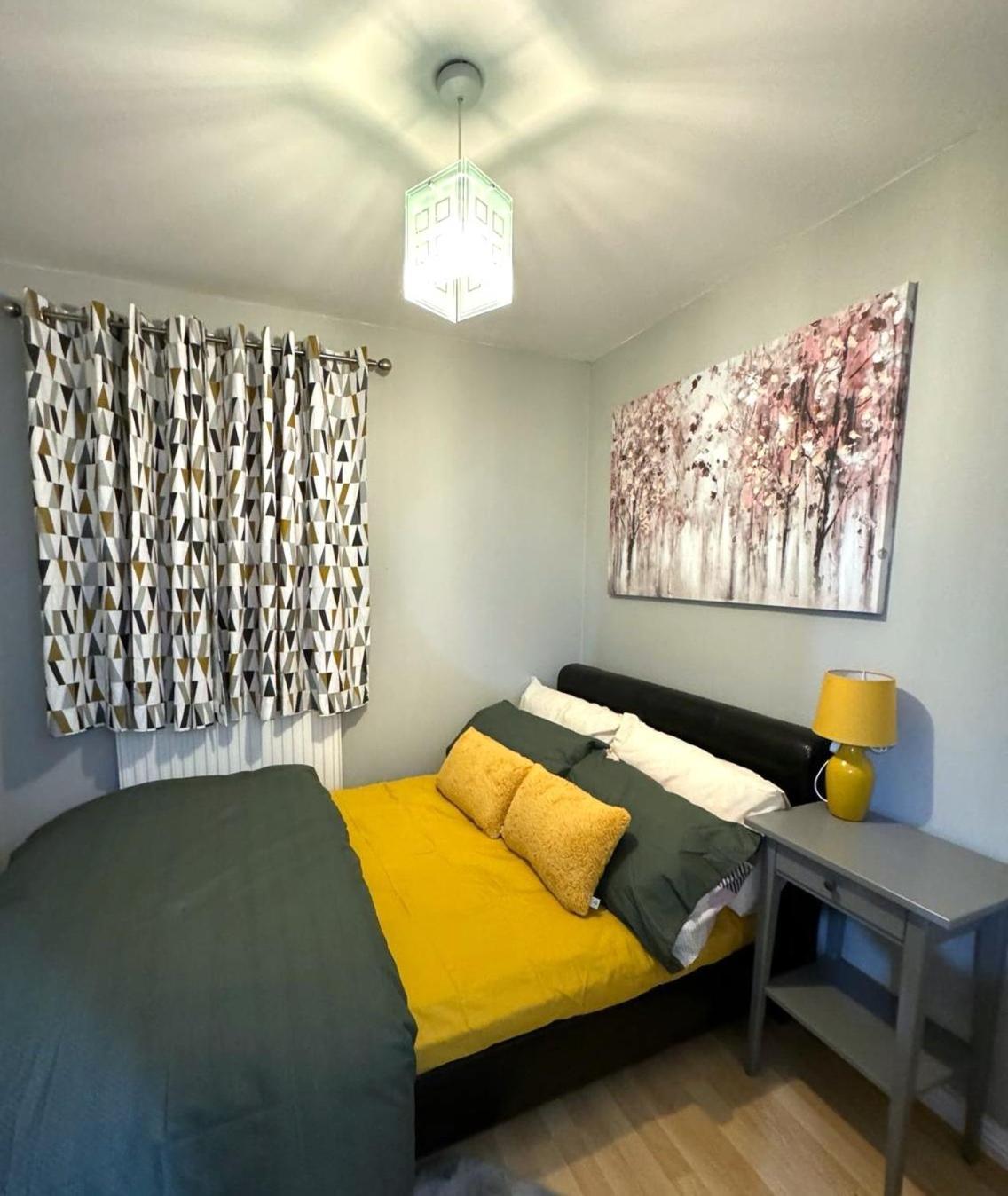 Large Cosy 2 Bedroom Ground Floor Flat In Stevenage Sg1 Sleeps 4-5 Free Parking Bagian luar foto