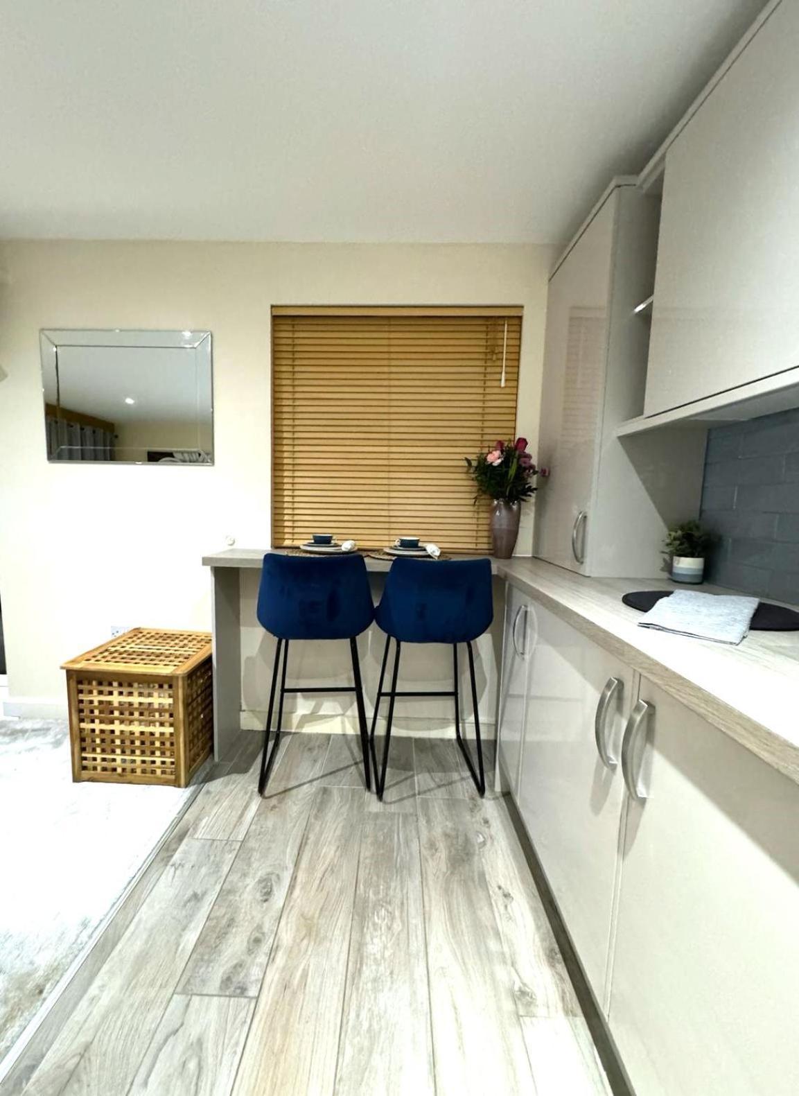 Large Cosy 2 Bedroom Ground Floor Flat In Stevenage Sg1 Sleeps 4-5 Free Parking Bagian luar foto