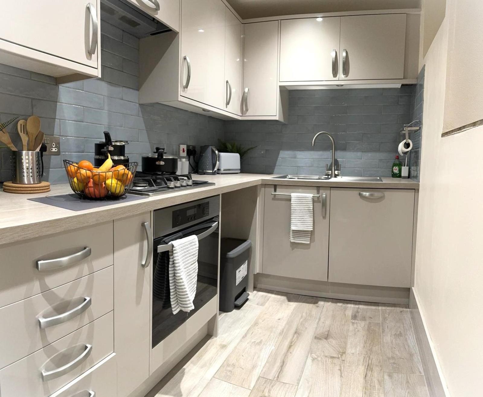 Large Cosy 2 Bedroom Ground Floor Flat In Stevenage Sg1 Sleeps 4-5 Free Parking Bagian luar foto